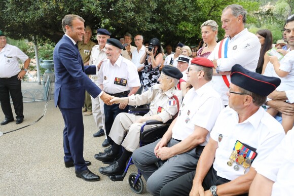 Emmanuel Macron, président de la République Française, salue les anciens combattants et les porte-drapeaux, dans le cadre de la cérémonie de commémoration du 75ème anniversaire de la libération de la ville de Bormes-les-Mimosas, lors du débarquement de Provence. Bormes-les-Mimosas, le 17 août 2019. © Dominique Jacovides/Bestimage