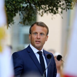 Emmanuel Macron, président de la République Française, fait une allocution dans le cadre de la cérémonie de commémoration du 75ème anniversaire de la libération de la ville de Bormes-les-Mimosas, lors du débarquement de Provence. Bormes-les-Mimosas, le 17 août 2019. © Dominique Jacovides/Bestimage