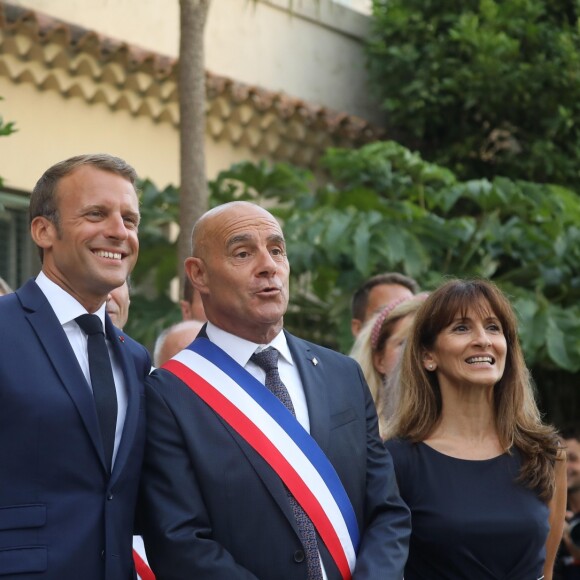 Emmanuel Macron, président de la République Française, en compagnie de François Arizzi (maire de Bormes-les-Mimosas) et Jean-Luc Videlaine (préfet du Var) à la cérémonie de commémoration du 75ème anniversaire de la libération de la ville de Bormes-les-Mimosas, lors du débarquement de Provence. Bormes-les-Mimosas, le 17 août 2019. © Dominique Jacovides/Bestimage