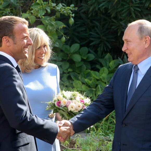 Brigitte Macron et le président Emmanuel Macron accueillent le président Vladimir Poutine au Fort de Brégançon avant un point presse commun le 19 août 2019. © Dominique Jacovides / Bestimage