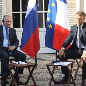 Le président Emmanuel Macron accueille le président Vladimir Poutine au Fort de Brégançon avant un point presse commun le 19 août 2019. © Dominique Jacovides / Bestimage