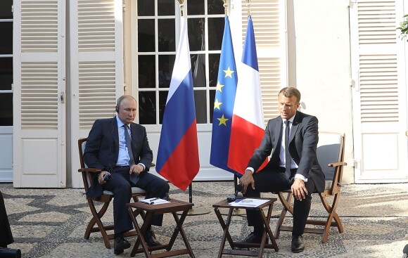 Le président Emmanuel Macron accueille le président Vladimir Poutine au Fort de Brégançon avant un point presse commun le 19 août 2019. © Dominique Jacovides / Bestimage