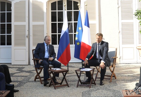 Le président Emmanuel Macron accueille le président Vladimir Poutine au Fort de Brégançon avant un point presse commun le 19 août 2019. © Dominique Jacovides / Bestimage