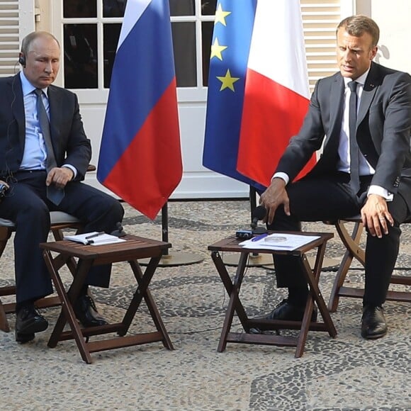 Le président Emmanuel Macron accueille le président Vladimir Poutine au Fort de Brégançon avant un point presse commun le 19 août 2019. © Dominique Jacovides / Bestimage