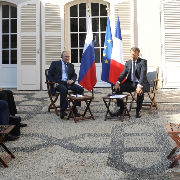 Le président Emmanuel Macron accueille le président Vladimir Poutine au Fort de Brégançon avant un point presse commun le 19 août 2019. © Dominique Jacovides / Bestimage