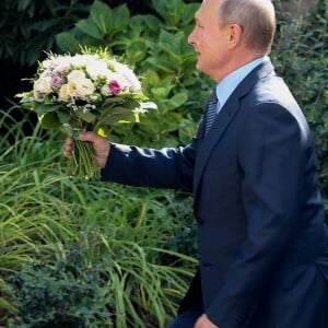 Le président Emmanuel Macron accueille le président Vladimir Poutine au Fort de Brégançon avant un point presse commun le 19 août 2019. Le président Vladimir Poutine apporte un bouquet de fleur à l'attention de la première dame. © Dominique Jacovides / Bestimage