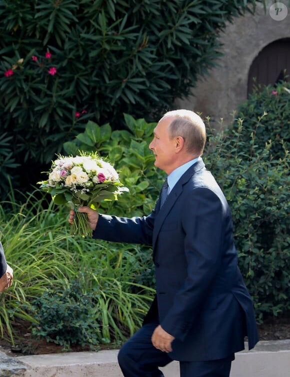 Le président Emmanuel Macron accueille le président Vladimir Poutine au Fort de Brégançon avant un point presse commun le 19 août 2019. Le président Vladimir Poutine apporte un bouquet de fleur à l'attention de la première dame. © Dominique Jacovides / Bestimage