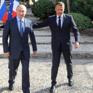 Le président Emmanuel Macron accueille le président Vladimir Poutine au Fort de Brégançon avant un point presse commun le 19 août 2019. © Dominique Jacovides / Bestimage