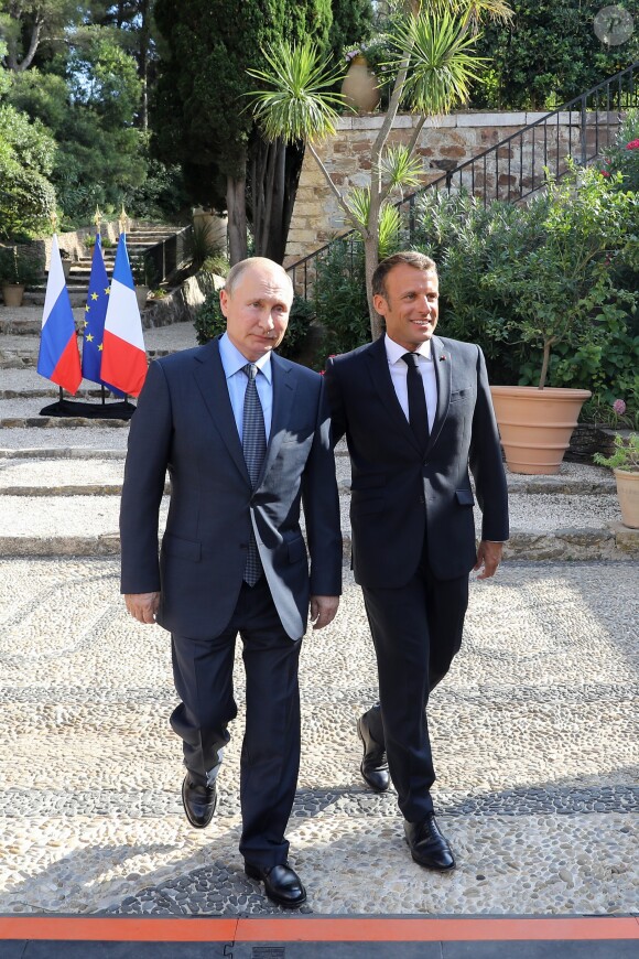 Le président Emmanuel Macron accueille le président Vladimir Poutine au Fort de Brégançon avant un point presse commun le 19 août 2019. © Dominique Jacovides / Bestimage