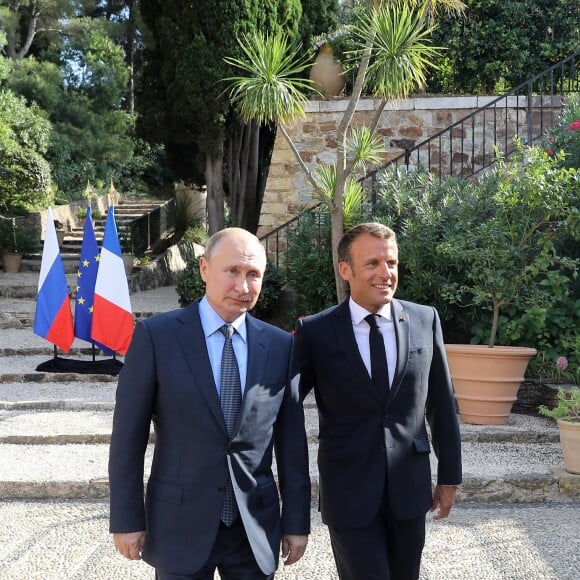 Le président Emmanuel Macron accueille le président Vladimir Poutine au Fort de Brégançon avant un point presse commun le 19 août 2019. © Dominique Jacovides / Bestimage