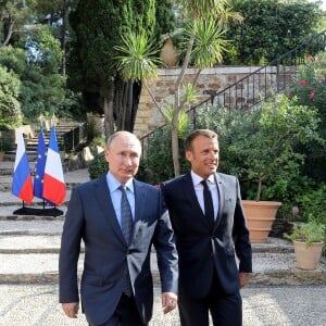 Le président Emmanuel Macron accueille le président Vladimir Poutine au Fort de Brégançon avant un point presse commun le 19 août 2019. © Dominique Jacovides / Bestimage