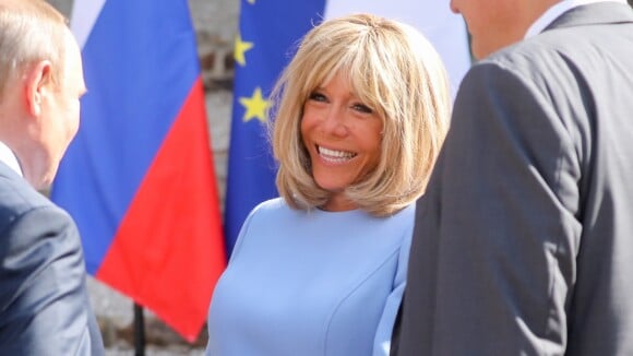 Brigitte Macron sans son attelle et élégante en robe courte face à Poutine
