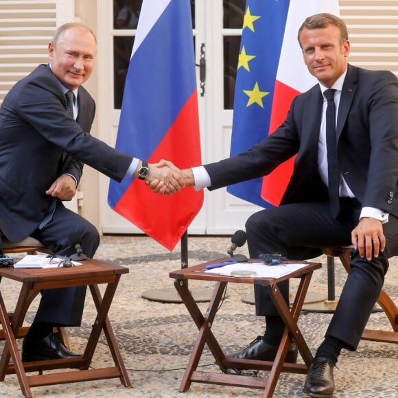 Le président Emmanuel Macron accueille le président Vladimir Poutine au Fort de Brégançon avant un point presse commun le 19 août 2019. © Dominique Jacovides / Bestimage