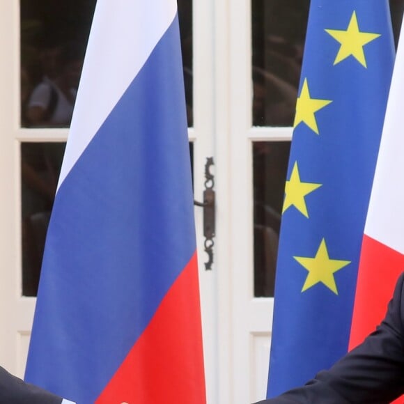 Le président Emmanuel Macron accueille le président Vladimir Poutine au Fort de Brégançon avant un point presse commun le 19 août 2019. © Dominique Jacovides / Bestimage