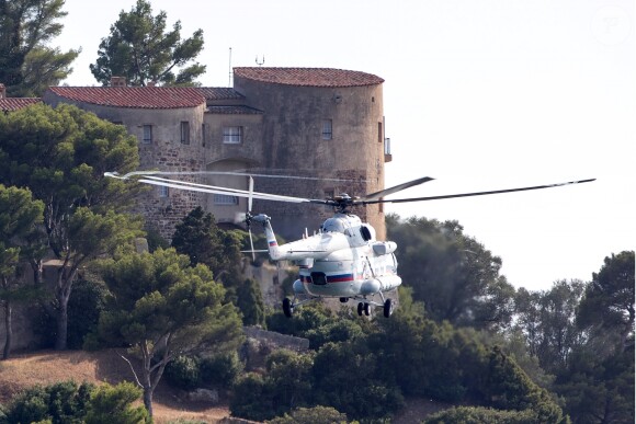 L'hélicoptère de Vladimir Poutine, président de la Fédération de Russie arrive au fort de Brégançon à Bormes-les-Mimosas le 19 Août 2019. Le président de la république française Emmanuel Macron reçoit son homologue russe avant le G7. © Jacovides-Moreau / Bestimage