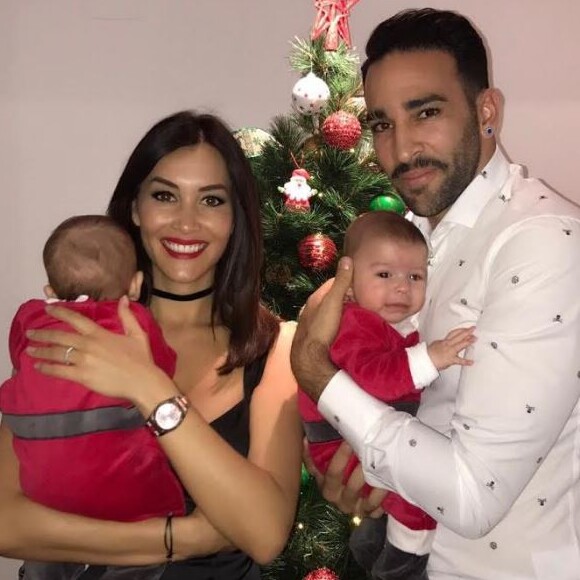 Sidonie Biémont et Adil Rami, premier Noël avec leurs jumeaux Zayn et Madi, décembre 2016.