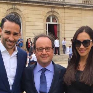 Adil Rami et Sidonie Biémont pose avec François Hollande à l'Elysée pour l'Euro 2016.