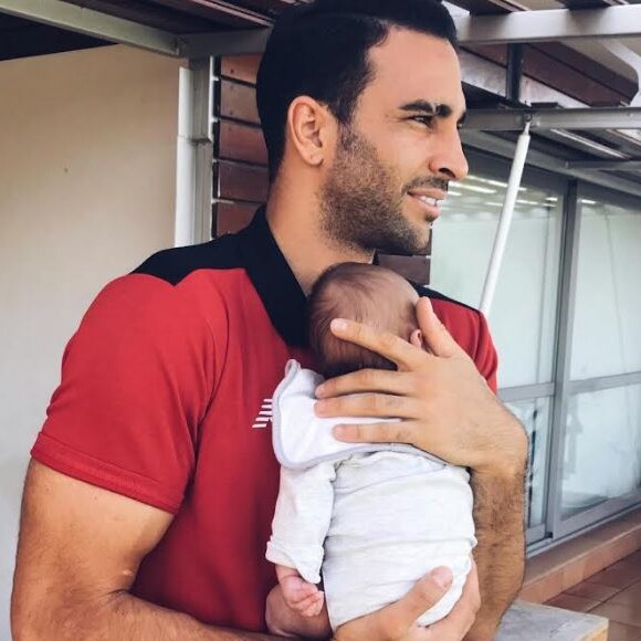 Adil Rami avec l'un de ses jumeaux.