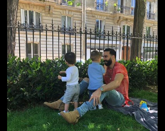 Adil Rami avec ses deux jumeaux - Instagram, 7 mai 2018