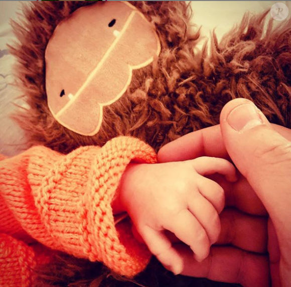 Laurent Ournac tient la main de son fils Léon, photo Instagram datant du 7 avril 2019