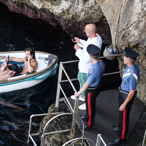 Exclusif - Heidi Klum et son mari Tom Kaulitz se rendent au célèbre et étonnant site "grotta Azzurra" (grotte bleue) de Capri, accessible uniquement par petits bateaux, le 5 août 2019 à Capri, Italie. En dépit des avertissements, Heidi, ses enfants Helene, Johan, Lou, Henry Samuel, son mari Tom Kaulitz, Bill Kaulitz n'ont pas manqué l'occasion de sauter dans l'eau de la grotte pendant la visite, alors que ceci est totalement interdit et l'amende pour cette infraction peut aller jusqu'à 6000€. A la sortie de la grotte, la police, probablement tenue au courant, prenait des photos du groupe visiblement très humide (Les preuves étaient des cheveux et un maillot de bain mouillé) !!!! .