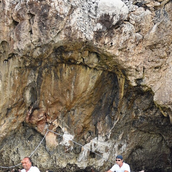 Exclusif - Heidi Klum et son mari Tom Kaulitz se rendent au célèbre et étonnant site "grotta Azzurra" (grotte bleue) de Capri, accessible uniquement par petits bateaux, le 5 août 2019 à Capri, Italie. En dépit des avertissements, Heidi, ses enfants Helene, Johan, Lou, Henry Samuel, son mari Tom Kaulitz, Bill Kaulitz n'ont pas manqué l'occasion de sauter dans l'eau de la grotte pendant la visite, alors que ceci est totalement interdit et l'amende pour cette infraction peut aller jusqu'à 6000€. A la sortie de la grotte, la police, probablement tenue au courant, prenait des photos du groupe visiblement très humide (Les preuves étaient des cheveux et un maillot de bain mouillé) !!!! . La police s'est disputé avec les marins des petits bateaux.