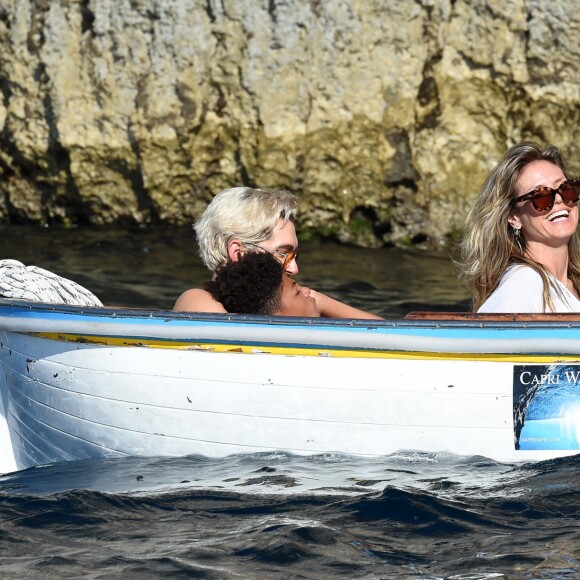 Exclusif - Heidi Klum et son mari Tom Kaulitz se rendent au célèbre et étonnant site "grotta Azzurra" (grotte bleue) de Capri, accessible uniquement par petits bateaux, le 5 août 2019 à Capri, Italie. En dépit des avertissements, Heidi, ses enfants Helene, Johan, Lou, Henry Samuel, son mari Tom Kaulitz, Bill Kaulitz n'ont pas manqué l'occasion de sauter dans l'eau de la grotte pendant la visite, alors que ceci est totalement interdit et l'amende pour cette infraction peut aller jusqu'à 6000€. A la sortie de la grotte, la police, probablement tenue au courant, prenait des photos du groupe visiblement très humide (Les preuves étaient des cheveux et un maillot de bain mouillé) !!!! . La police s'est disputé avec les marins des petits bateaux.