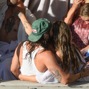 Exclusif - Heidi Klum et son mari Tom Kaulitz se rendent au célèbre et étonnant site "grotta Azzurra" (grotte bleue) de Capri, accessible uniquement par petits bateaux, le 5 août 2019 à Capri, Italie. En dépit des avertissements, Heidi, ses enfants Helene, Johan, Lou, Henry Samuel, son mari Tom Kaulitz, Bill Kaulitz n'ont pas manqué l'occasion de sauter dans l'eau de la grotte pendant la visite, alors que ceci est totalement interdit et l'amende pour cette infraction peut aller jusqu'à 6000€. A la sortie de la grotte, la police, probablement tenue au courant, prenait des photos du groupe visiblement très humide (Les preuves étaient des cheveux et un maillot de bain mouillé) !!!! . La police s'est disputé avec les marins des petits bateaux.