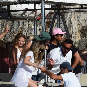 Exclusif - Heidi Klum et son mari Tom Kaulitz se rendent au célèbre et étonnant site "grotta Azzurra" (grotte bleue) de Capri, accessible uniquement par petits bateaux, le 5 août 2019 à Capri, Italie. En dépit des avertissements, Heidi, ses enfants Helene, Johan, Lou, Henry Samuel, son mari Tom Kaulitz, Bill Kaulitz n'ont pas manqué l'occasion de sauter dans l'eau de la grotte pendant la visite, alors que ceci est totalement interdit et l'amende pour cette infraction peut aller jusqu'à 6000€. A la sortie de la grotte, la police, probablement tenue au courant, prenait des photos du groupe visiblement très humide (Les preuves étaient des cheveux et un maillot de bain mouillé) !!!! . La police s'est disputé avec les marins des petits bateaux.