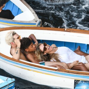 Exclusif - Heidi Klum et son mari Tom Kaulitz se rendent au célèbre et étonnant site "grotta Azzurra" (grotte bleue) de Capri, accessible uniquement par petits bateaux, le 5 août 2019 à Capri, Italie. En dépit des avertissements, Heidi, ses enfants Helene, Johan, Lou, Henry Samuel, son mari Tom Kaulitz, Bill Kaulitz n'ont pas manqué l'occasion de sauter dans l'eau de la grotte pendant la visite, alors que ceci est totalement interdit et l'amende pour cette infraction peut aller jusqu'à 6000€. A la sortie de la grotte, la police, probablement tenue au courant, prenait des photos du groupe visiblement très humide (Les preuves étaient des cheveux et un maillot de bain mouillé) !!!! . La police s'est disputé avec les marins des petits bateaux.