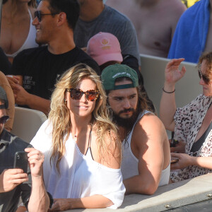 Exclusif - Heidi Klum et son mari Tom Kaulitz se rendent au célèbre et étonnant site "grotta Azzurra" (grotte bleue) de Capri, accessible uniquement par petits bateaux, le 5 août 2019 à Capri, Italie. En dépit des avertissements, Heidi, ses enfants Helene, Johan, Lou, Henry Samuel, son mari Tom Kaulitz, Bill Kaulitz n'ont pas manqué l'occasion de sauter dans l'eau de la grotte pendant la visite, alors que ceci est totalement interdit et l'amende pour cette infraction peut aller jusqu'à 6000€. A la sortie de la grotte, la police, probablement tenue au courant, prenait des photos du groupe visiblement très humide (Les preuves étaient des cheveux et un maillot de bain mouillé) !!!! . La police s'est disputé avec les marins des petits bateaux.