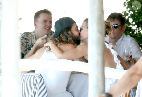 Heidi Klum et son mari Tom Kaulitz (bisou) déjeunent avec leurs invités au restaurant La Fontelina, le lendemain de leur mariage à Capri. Le 4 Aout 2019.