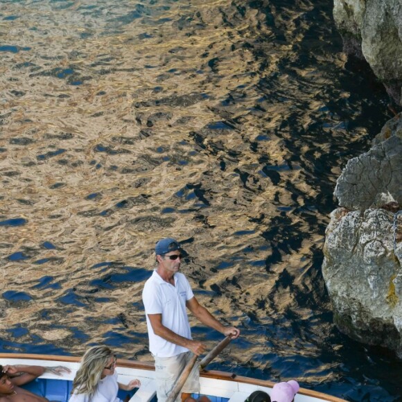 Exclusif - Heidi Klum et son mari Tom Kaulitz se rendent au célèbre et étonnant site "grotta Azzurra" (grotte bleue) de Capri, accessible uniquement par petits bateaux, le 5 août 2019 à Capri, Italie. En dépit des avertissements, Heidi, ses enfants Helene, Johan, Lou, Henry Samuel, son mari Tom Kaulitz, Bill Kaulitz n'ont pas manqué l'occasion de sauter dans l'eau de la grotte pendant la visite, alors que ceci est totalement interdit et l'amende pour cette infraction peut aller jusqu'à 6000€. A la sortie de la grotte, la police, probablement tenue au courant, prenait des photos du groupe visiblement très humide (Les preuves étaient des cheveux et un maillot de bain mouillé) !!!! .