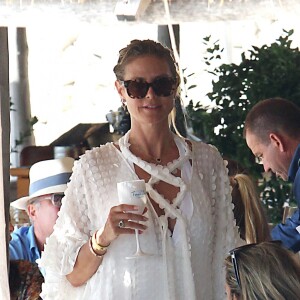 Heidi Klum et son mari T. Kaulitz déjeunent avec leurs invités au restaurant La Fontelina, le lendemain de leur mariage à Capri. Le couple s'est baigné après le déjeuner. Le 4 Aout 2019.