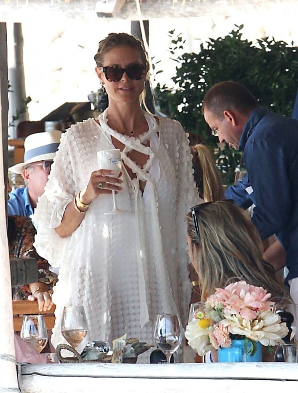 Heidi Klum et son mari T. Kaulitz déjeunent avec leurs invités au restaurant La Fontelina, le lendemain de leur mariage à Capri. Le couple s'est baigné après le déjeuner. Le 4 Aout 2019.