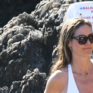 Exclusif - Heidi Klum et son mari T. Kaulitz se relaxent et se baignent avec leurs amis après avoir déjeuné au restaurant La Fontelina, le lendemain de leur mariage à Capri en Italie. Le couple s'embrasse et se câline. Le 4 août 2019