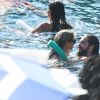 Exclusif - Heidi Klum et son mari Tom Kaulitz se relaxent et se baignent avec leurs amis après avoir déjeuné au restaurant La Fontelina, le lendemain de leur mariage à Capri en Italie. Le couple s'embrasse et se câline. Le 4 août 2019