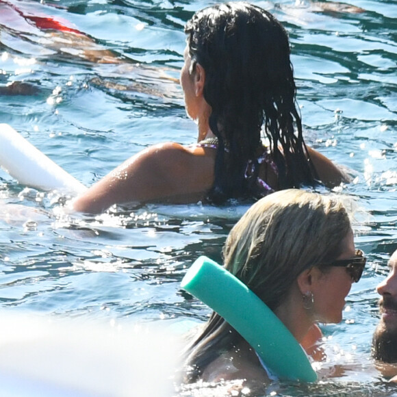 Exclusif - Heidi Klum et son mari Tom Kaulitz se relaxent et se baignent avec leurs amis après avoir déjeuné au restaurant La Fontelina, le lendemain de leur mariage à Capri en Italie. Le couple s'embrasse et se câline. Le 4 août 2019