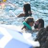 Exclusif -  Heidi Klum et son mari Tom Kaulitz se relaxent et se baignent avec leurs amis après avoir déjeuné au restaurant La Fontelina, le lendemain de leur mariage à Capri en Italie. Le couple s'embrasse et se câline. Le 4 août 2019