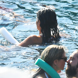 Exclusif -  Heidi Klum et son mari Tom Kaulitz se relaxent et se baignent avec leurs amis après avoir déjeuné au restaurant La Fontelina, le lendemain de leur mariage à Capri en Italie. Le couple s'embrasse et se câline. Le 4 août 2019