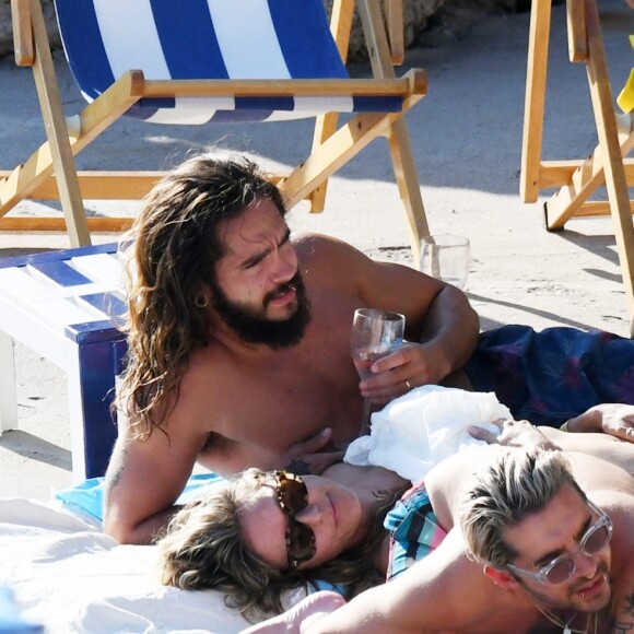 Heidi Klum avec son mari Tom Kaulitz et son beau-frère Bill Kaulitz - Exclusif - Heidi Klum et son mari Tom Kaulitz se relaxent et se baignent avec leurs amis après avoir déjeuné au restaurant La Fontelina, le lendemain de leur mariage à Capri en Italie. Le couple s'embrasse et se câline. Le 4 août 2019