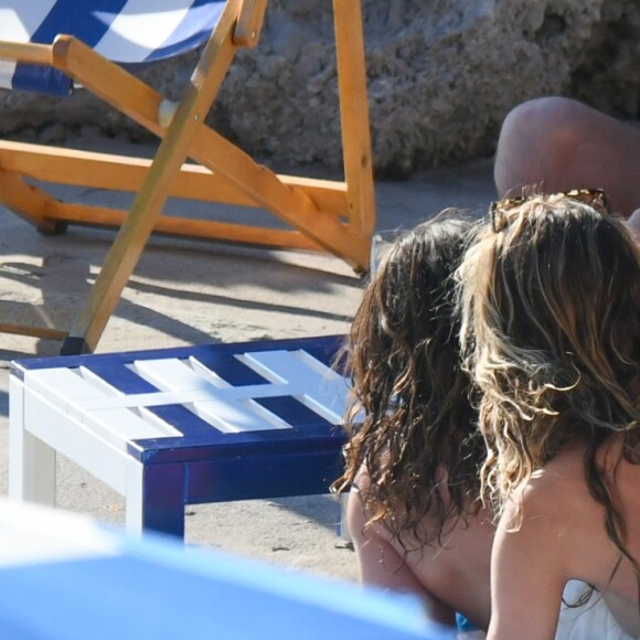 Heidi Klum avec son mari Tom Kaulitz et son beau-frère Bill Kaulitz -Exclusif - Heidi Klum et son mari Tom Kaulitz se relaxent et se baignent avec leurs amis après avoir déjeuné au restaurant La Fontelina, le lendemain de leur mariage à Capri en Italie. Le couple s'embrasse et se câline. Le 4 août 2019
