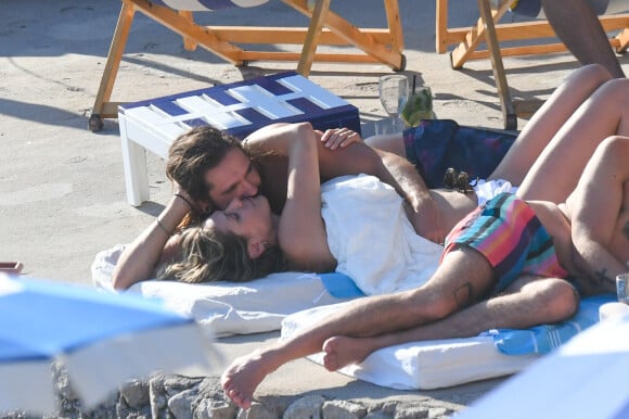 Heidi Klum avec son mari Tom Kaulitz et son beau-frère Bill Kaulitz - Exclusif - Heidi Klum et son mari Tom Kaulitz se relaxent et se baignent avec leurs amis après avoir déjeuné au restaurant La Fontelina, le lendemain de leur mariage à Capri en Italie. Le couple s'embrasse et se câline. Le 4 août 2019