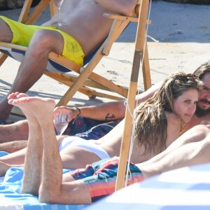 Heidi Klum avec son mari Tom Kaulitz et son beau-frère Bill Kaulitz - Exclusif- Heidi Klum et son mari Tom Kaulitz se relaxent et se baignent avec leurs amis après avoir déjeuné au restaurant La Fontelina, le lendemain de leur mariage à Capri en Italie. Le couple s'embrasse et se câline. Le 4 août 2019