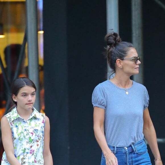 Katie Holmes et sa fille Suri Cruise se baladent dans les rues de New York, le 19 août 2019.