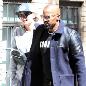 Katie Holmes et Jamie Foxx se promènent main dans la main et se sourient amoureusement dans les rues ensoleillées de New York. Le 16 avril 2019.