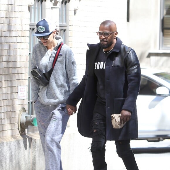 Katie Holmes et Jamie Foxx se promènent main dans la main et se sourient amoureusement dans les rues ensoleillées de New York. Le 16 avril 2019.