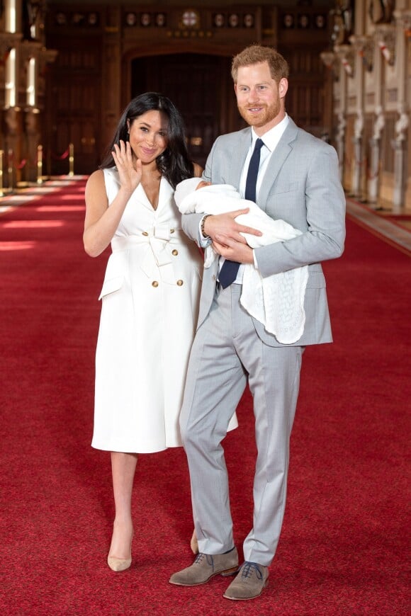 Le prince Harry et Meghan Markle, duc et duchesse de Sussex, présentent leur fils Archie Harrison Mountbatten-Windsor dans le hall St George au château de Windsor le 8 mai 2019.