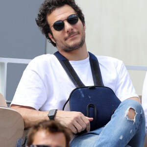 Amir Haddad (le bras gauche dans le plâtre après être tombé de scène pendant un concert à Aubagne) dans les tribunes des internationaux de France de Tennis de Roland Garros 2019 à Paris, France, le 27 mai 2019. © Jacovides-Moreau/Bestimage