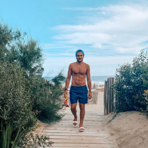 Amir torse nu à la plage de Palavas les Flots, le 21 août 2019.